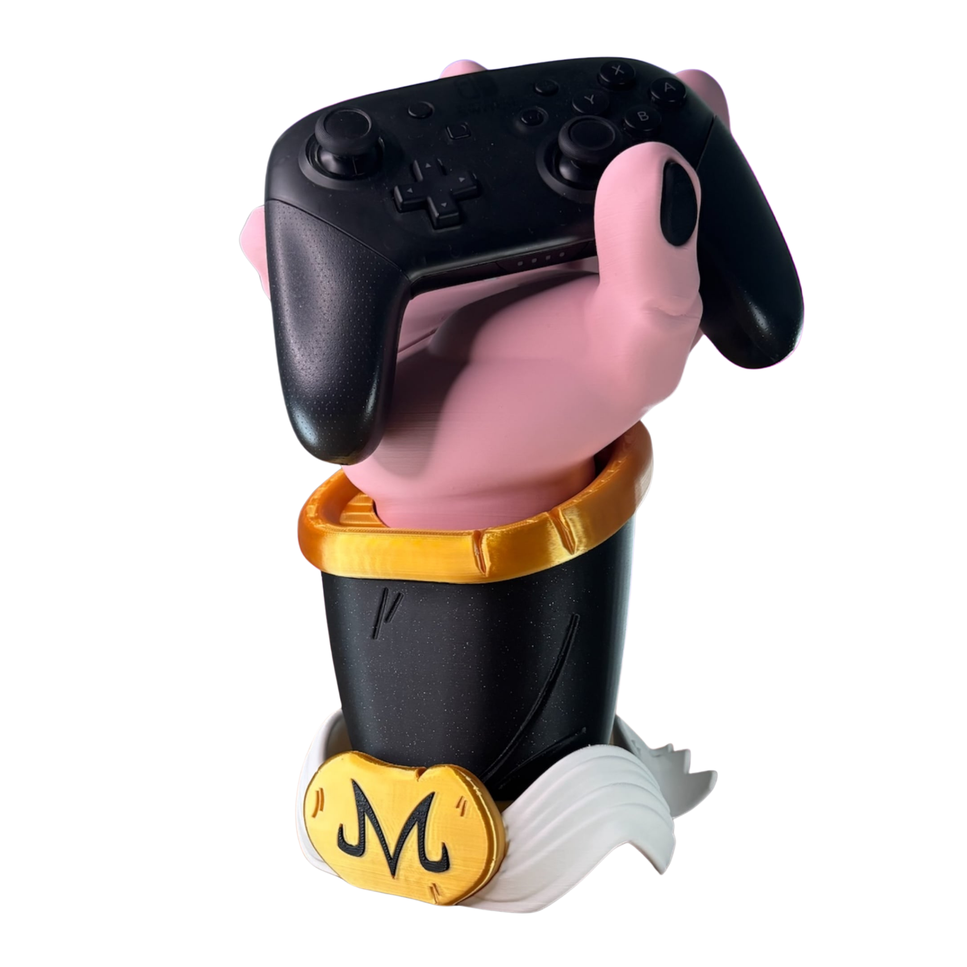Porta mando de Majin Buu de Dragon Ball Z, con su mano rosada sosteniendo un control de Nintendo Switch Pro negro.