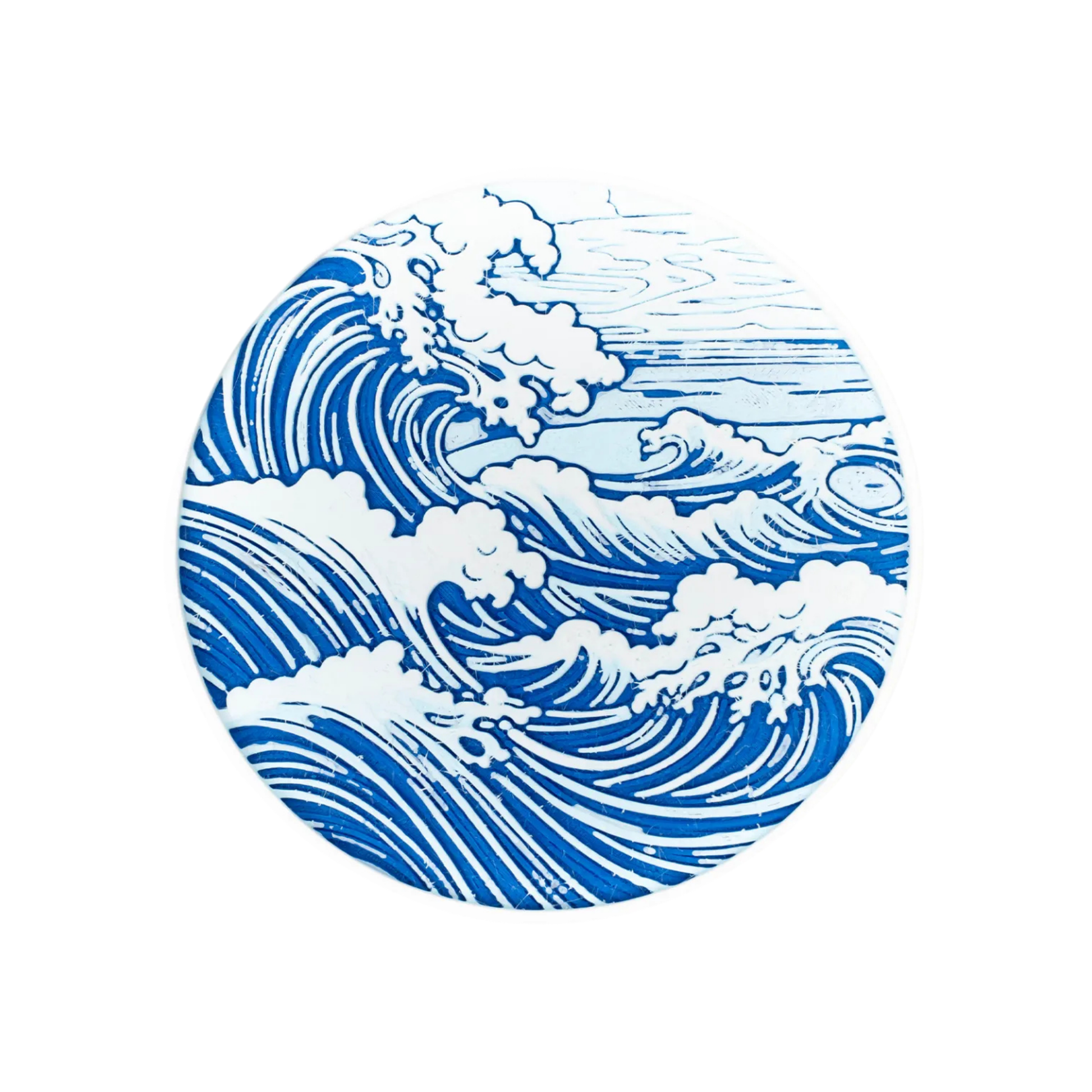 Un posavasos redondo individual con el icónico diseño de "La Gran Ola de Kanagawa" en azul y blanco, sobre un fondo liso.