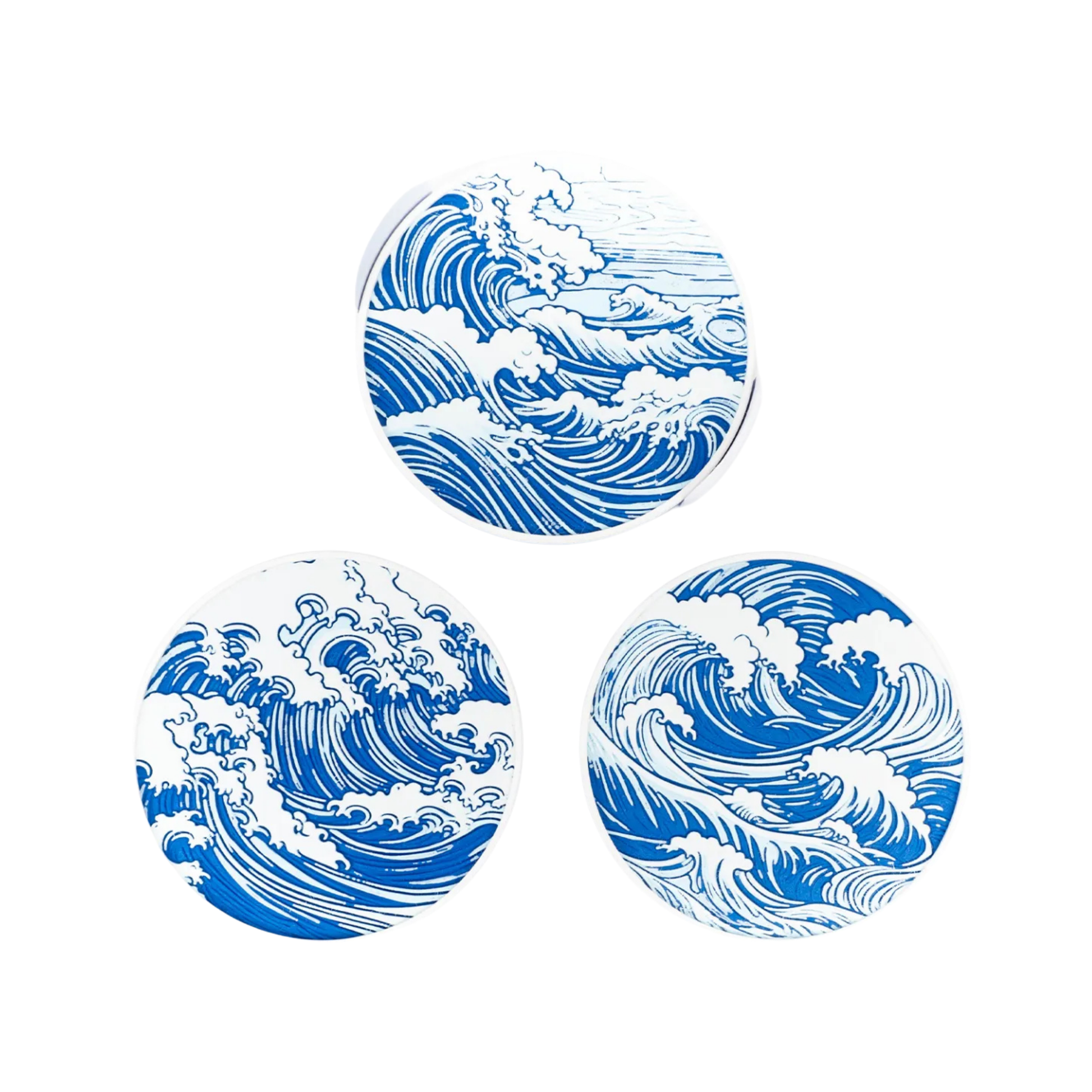 Tres posavasos redondos con el diseño de "La Gran Ola de Kanagawa", mostrando variaciones en el patrón de las olas en azul y blanco.