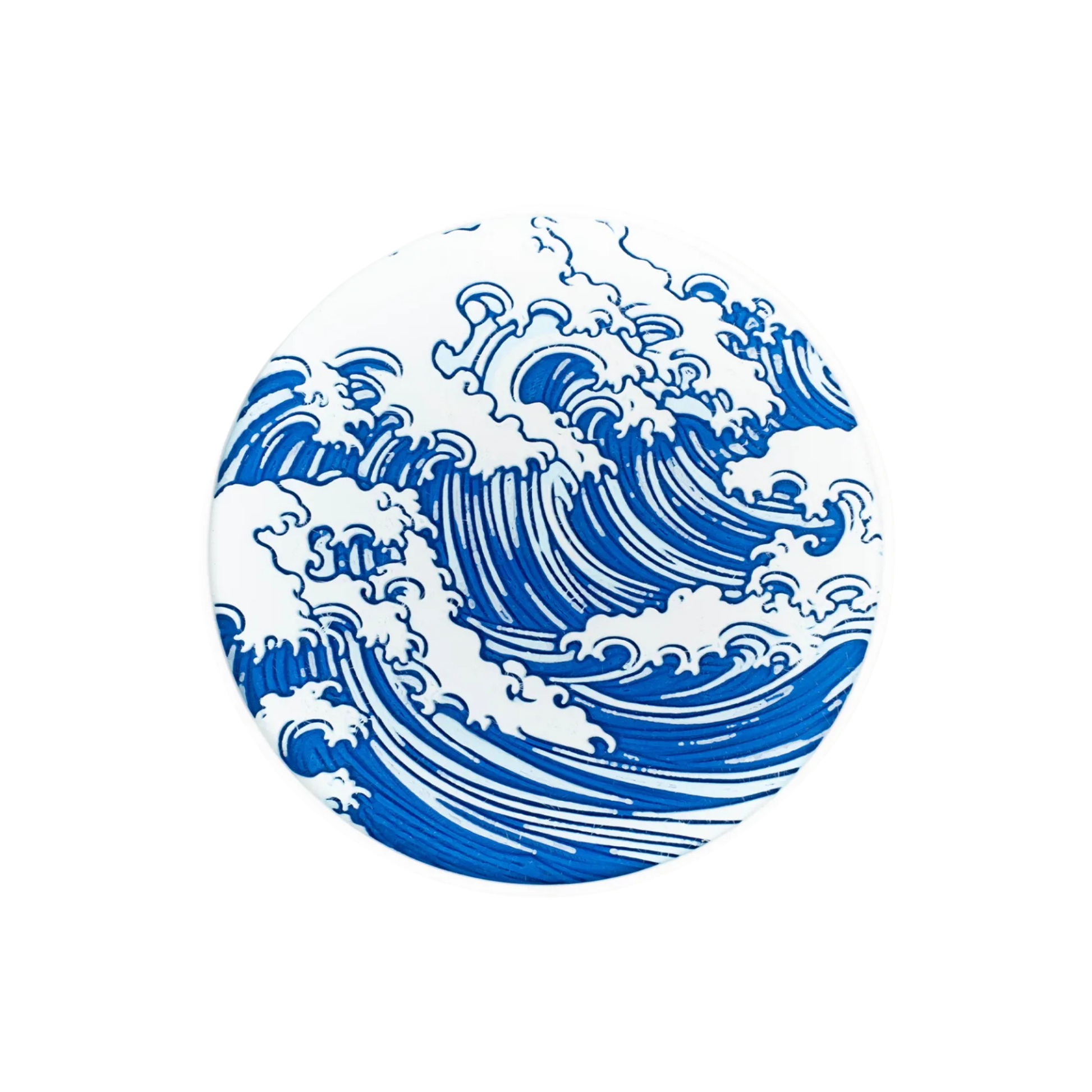 Un posavasos redondo individual con un diseño de ola de mar japonesa en tonos de azul y blanco, resaltando las líneas detalladas.