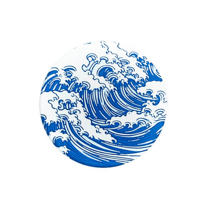 Un posavasos redondo individual con un diseño de ola de mar japonesa en tonos de azul y blanco, resaltando las líneas detalladas.