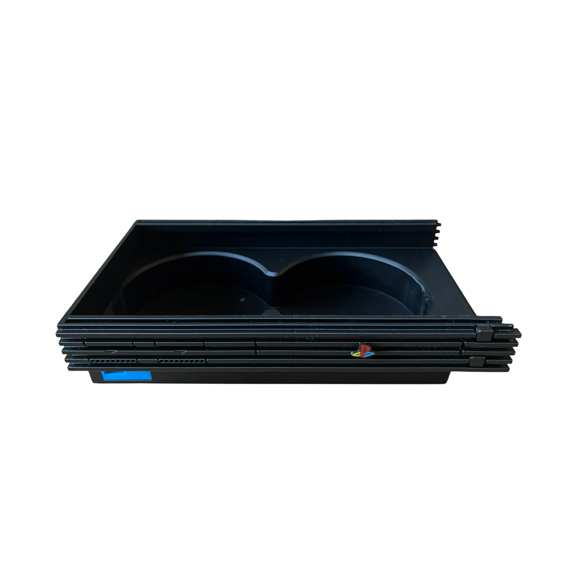 Réplica de la consola PlayStation 2 Slim negra con la bandeja superior deslizada, revelando dos espacios circulares para guardar los posavasos.