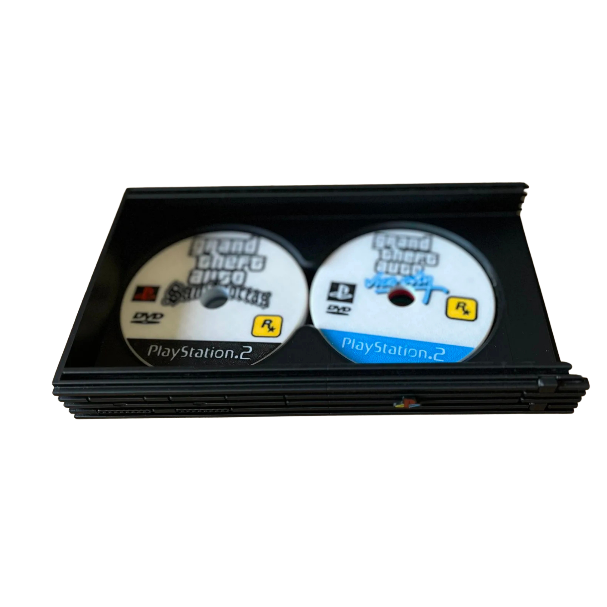 Réplica de la consola PlayStation 2 Slim negra con dos posavasos de DVDs de juegos Grand Theft Auto: San Andreas y Grand Theft Auto: Vice City colocados en su interior.