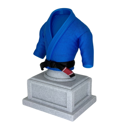 Regalo para practicantes de BJJ: Trofeo de Gi de Jiu-Jitsu azul con cinturón negro, símbolo de dedicación en las artes marciales.