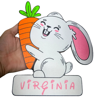Aplique decorativo para niños de conejito kawaii con zanahoria y nombre "Personalizado", siendo sostenido por una mano, ideal como regalo infantil.