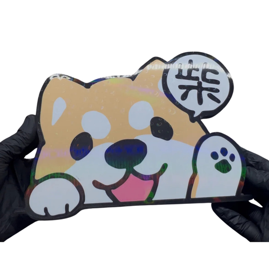 Aplique decorativo para niños de Shiba Inu kawaii con globo de diálogo japonés, siendo sostenido, ideal como regalo infantil.