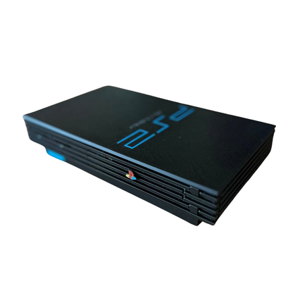 Réplica en miniatura de la consola PlayStation 2 Slim negra, vista horizontal, con el logo azul de PS2 en la parte superior.