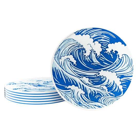 Set de posavasos redondos con el icónico diseño de "La Gran Ola de Kanagawa" en azul y blanco, con un posavasos exhibido y una pila de ellos en el fondo.