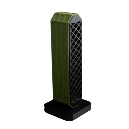 Soporte vertical para audífonos gaming en color negro con detalles verdes y panel de rejilla, sin auriculares, visto de lado.