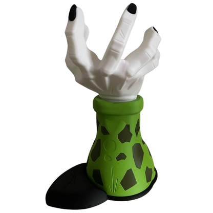 Base para controlador Cell de Dragon Ball Z, mostrando la mano blanca con uñas negras en una pose abierta (gesto de "V" o paz), sin mando.