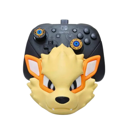 Soporte de mando gaming con el diseño de la cabeza de Arcanine de Pokémon, sosteniendo un Nintendo Switch Pro Controller negro. Ideal para fans de Pokémon.