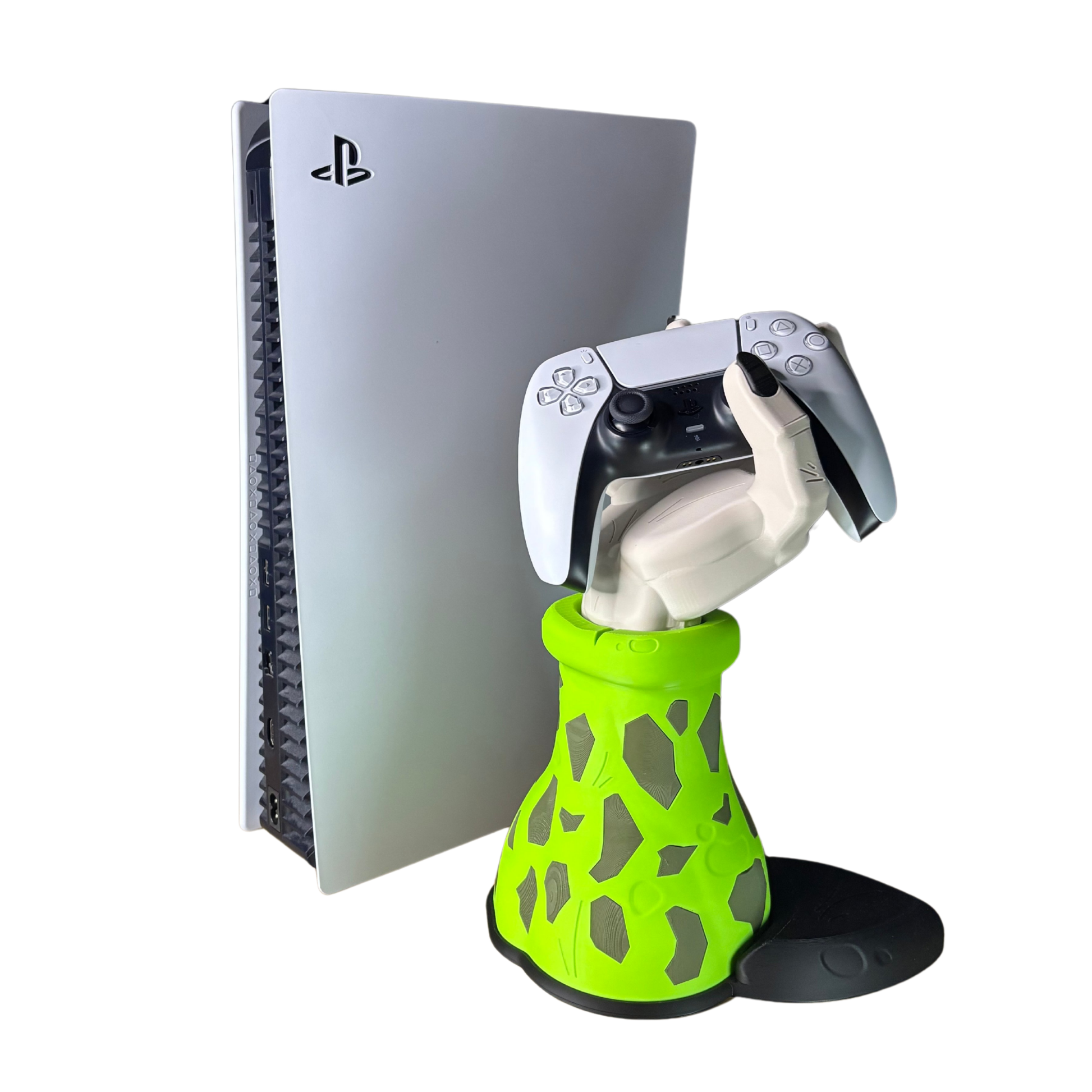 Porta joystick de Cell de Dragon Ball Z con un mando de PS5, junto a una consola PlayStation 5, mostrando el accesorio en un setup gaming completo.