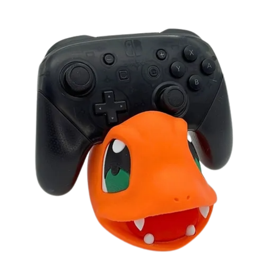 Soporte de mando gaming con el diseño de la cabeza de Charmander (Pokémon), sosteniendo un Nintendo Switch Pro Controller negro, visto desde arriba.