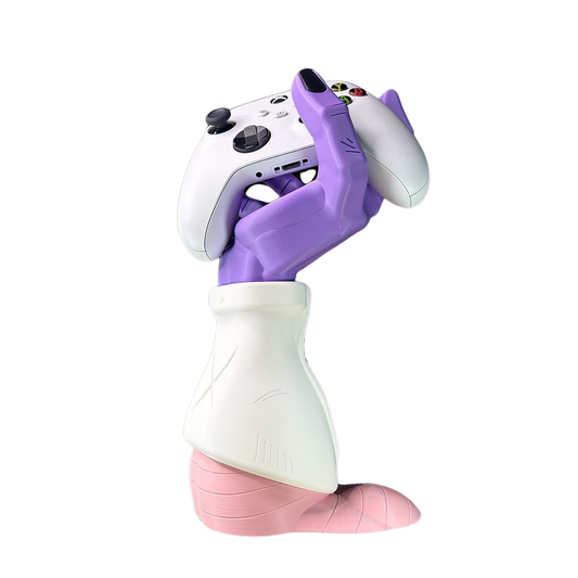 Porta joystick de Freezer de Dragon Ball Z con mano púrpura y base rosa, sosteniendo un mando de Xbox blanco.