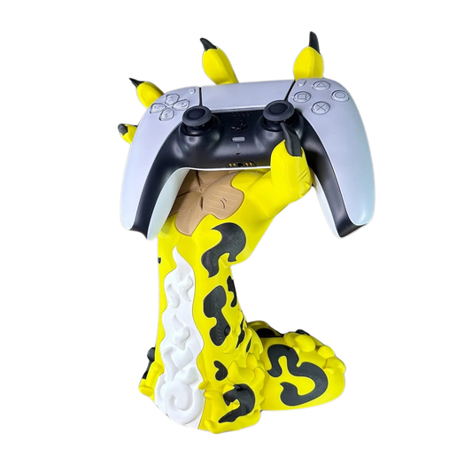 Soporte de mando gaming con diseño de la mano y brazo de Rob Lucci de One Piece (patrón de leopardo amarillo y negro), sosteniendo un control de PS5 blanco.