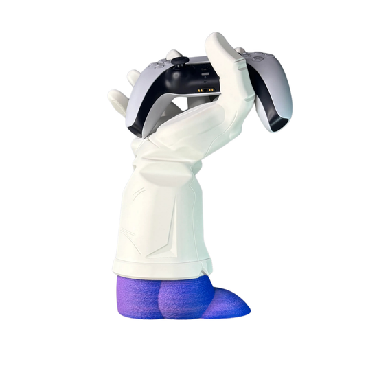 Soporte de mando gaming con la mano enguantada de Vegeta (DBZ) en color blanco y base púrpura/azul, sosteniendo un control de PS5 blanco.