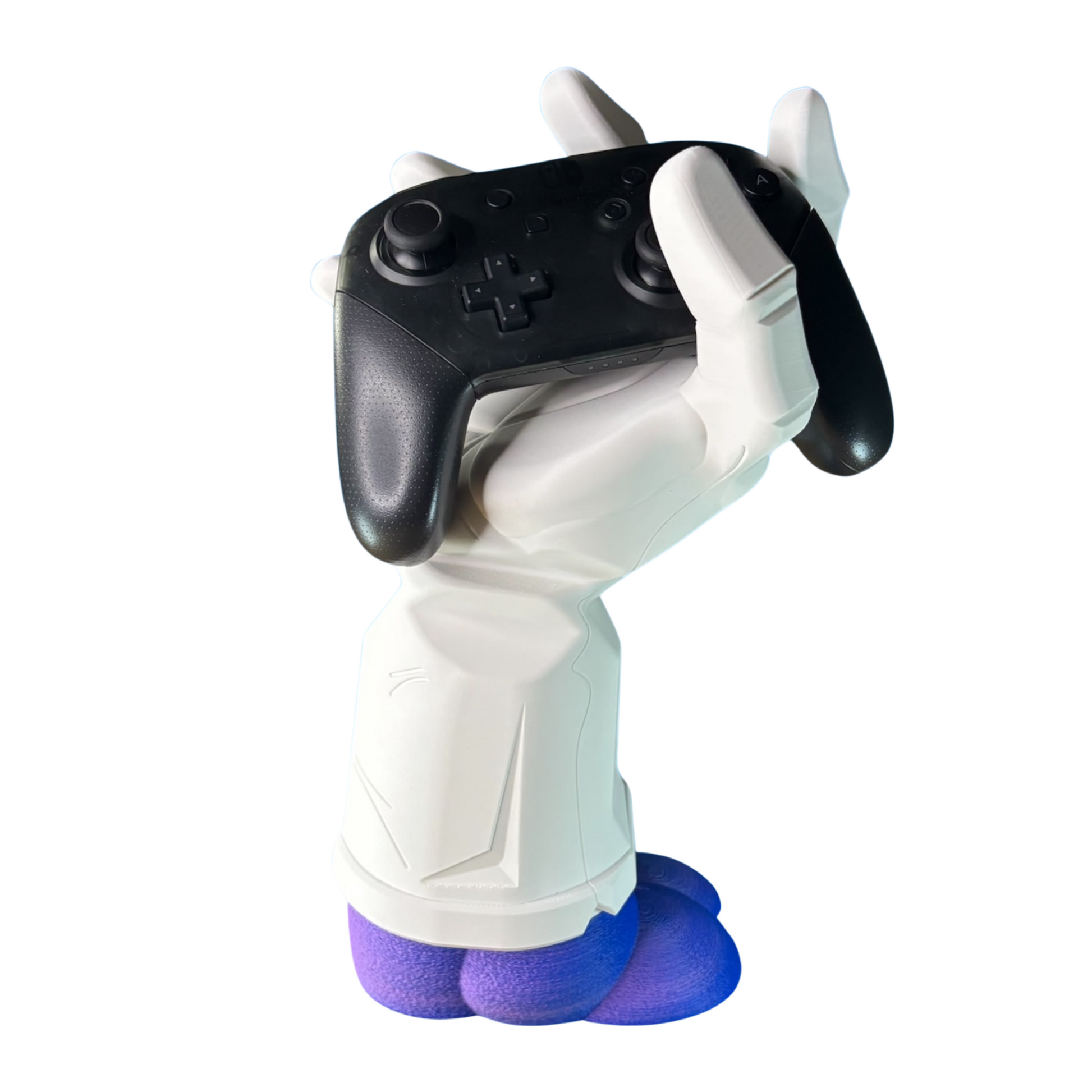 Porta joystick de Vegeta de Dragon Ball Z con guante blanco y base azul/púrpura, sosteniendo un mando negro de Nintendo Switch Pro Controller.