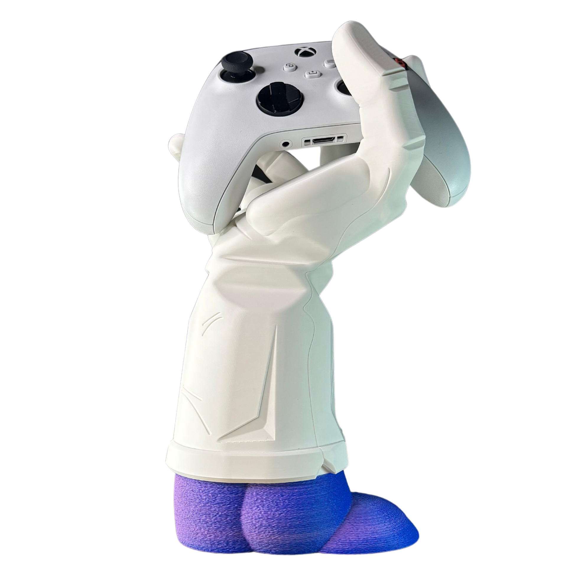 Soporte de mando para Xbox blanco, sostenido por la mano enguantada de Vegeta de Dragon Ball Z con la base púrpura/azul.