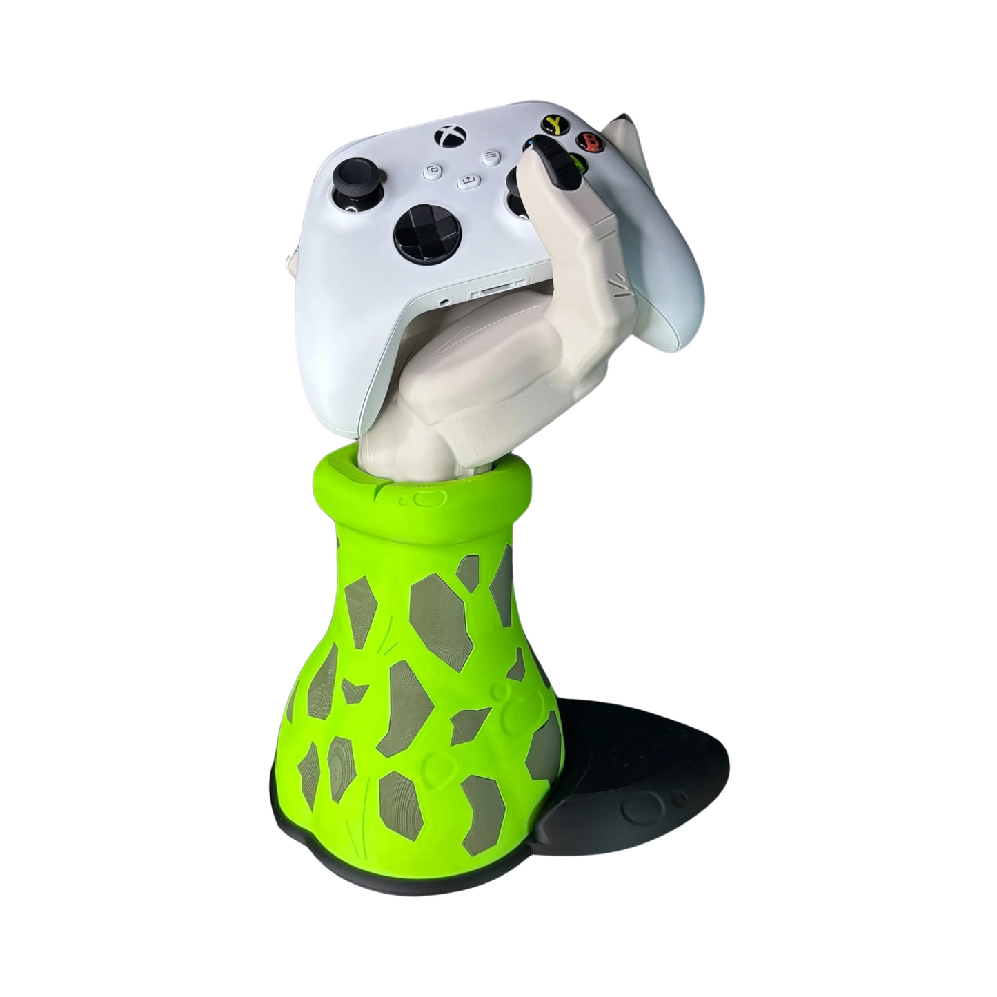 Soporte de joystick coleccionable con la mano de Cell de Dragon Ball Z, sosteniendo un mando de Xbox blanco, sobre una base verde característica.
