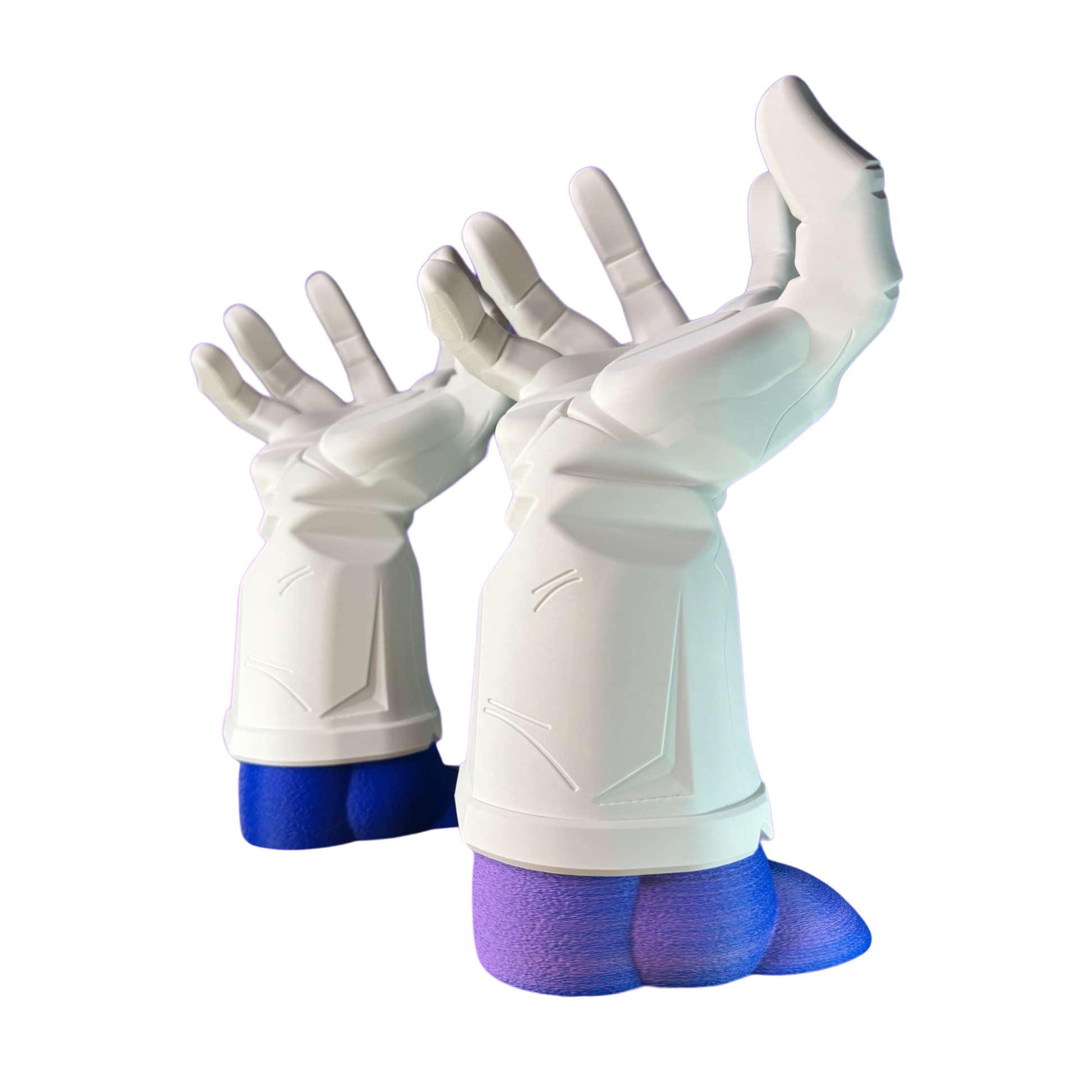 Par de soportes para mandos de Vegeta de Dragon Ball Z, con guantes blancos y bases en tonos morado y azul, mostrando la diversidad de colores.
