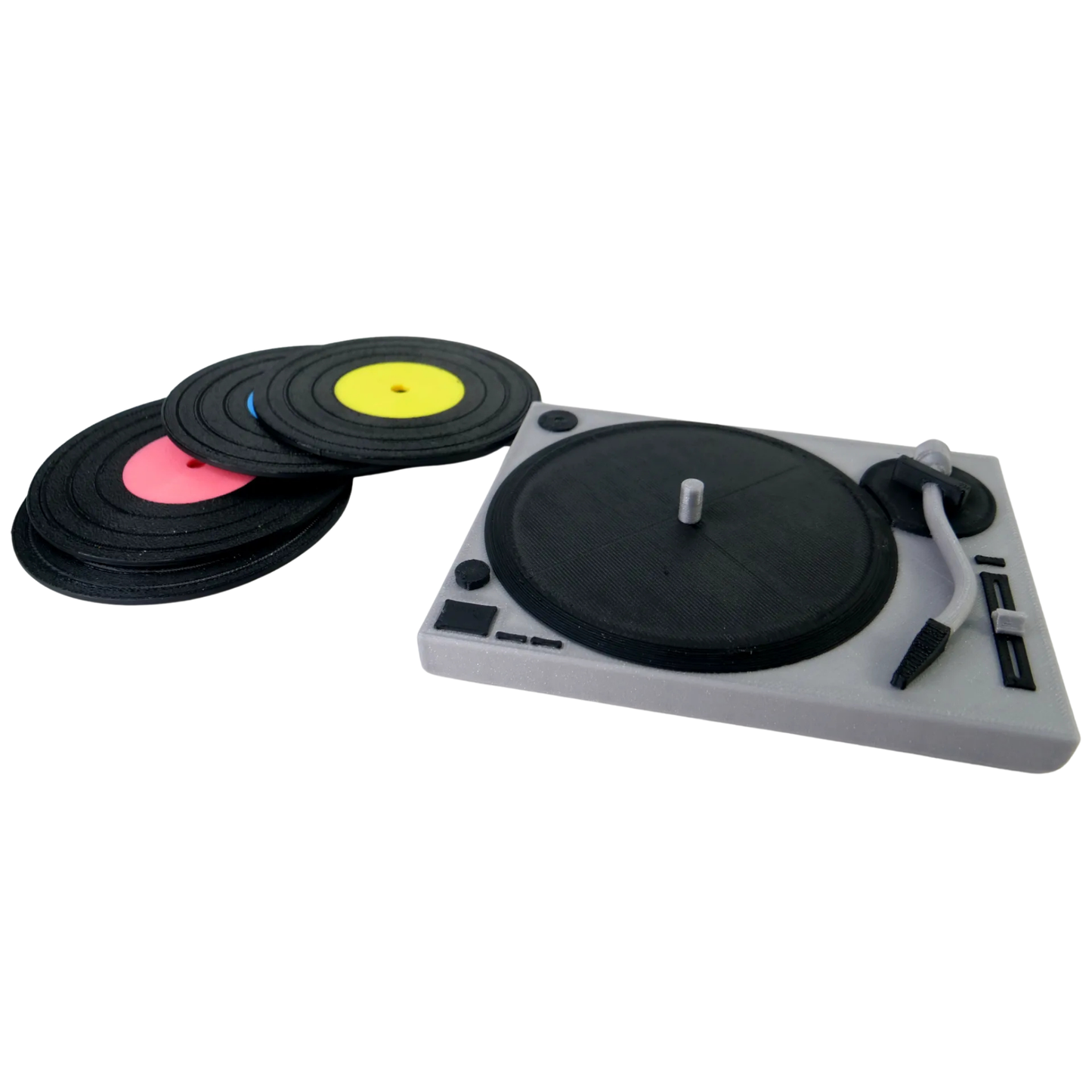 Miniatura de tocadiscos gris con el plato vacío, junto a una pila de posavasos de disco de vinilo en colores variados, listos para usar.