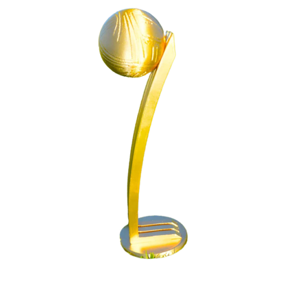 Trofeo réplica del Balón de Oro de la Copa del Mundo, con diseño dorado y curvado, visto de perfil, destacando su elegancia.