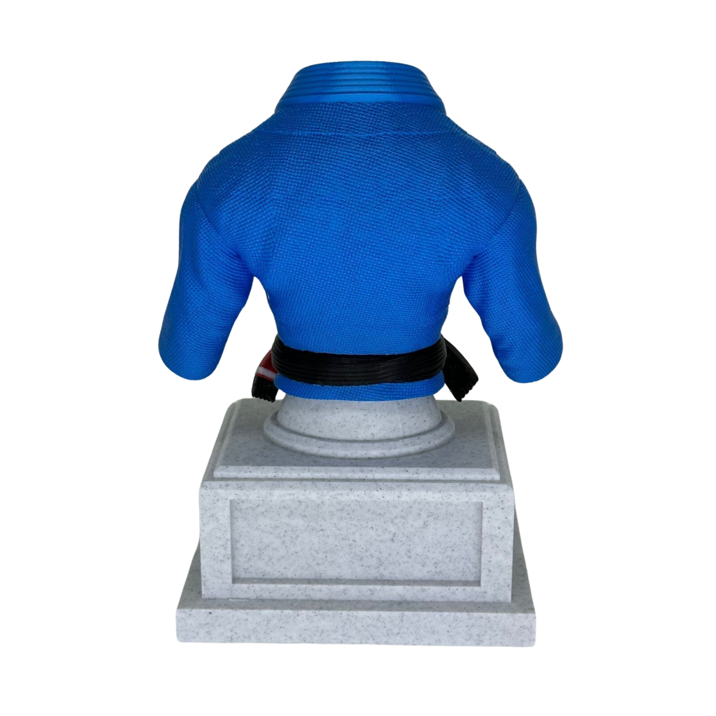 Vista trasera del trofeo de Gi de Jiu-Jitsu azul con cinturón negro y base gris, mostrando la textura del Gi.